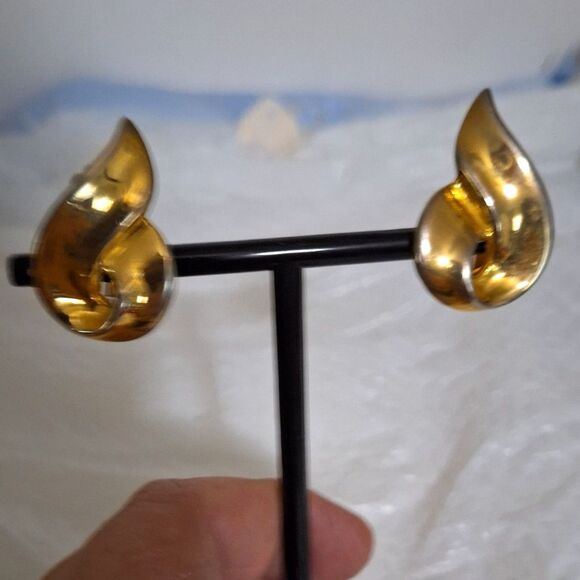 Women's Vintage Clip On Earrings Mid-Century Modern Gold Tone Wavy Swirl - Picture 9 of 9